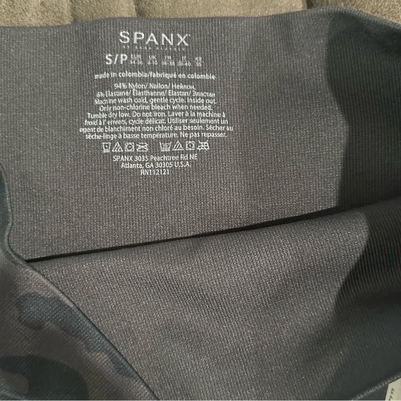 SPANX Look At Me Now High Waisted Seamless Leggings Black Camo Small NEW Gym - Picture 8 of 8